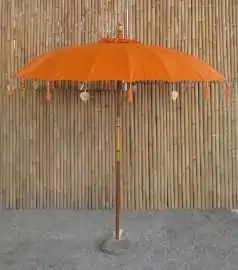 Artikelbild des Artikels “Bali-Schirm, Flamme mit Metallmünzen und goldenen Herzen, die am Rand hängen, ø 230 cm und 250cm Höhe Farbe: Flamme - Orange“